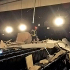 Los bomberos en la sala del derrumbe, con restos del techo sobre sus butacas.-Policía Municipal