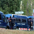 Un grupo de mossos, durante un registro en Ripoll el pasado viernes.-XAVIER PI (ACN)