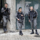 Un palestino camina ante un grupo de soldados israelís en la ciudad antigua de Jerusalén.-THOMAS COEX / AFP