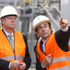 El consejero de Fomento y Medio Ambiente, Antonio Silván, visita la fábrica de pellets del Grupo Coterram Generación en la localidad leonesa de Benamariel. Junto a él, uno de los socios de la empresa, Pablo Barrientos-Ical