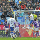 El guardameta Julio despeja de puños un balón pese a la presencia de Iñaki.-Photo-deporte