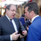 Juan Vicente Herrera conversa con Luis Tudanca tras el pleno.-ICAL
