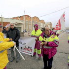 Protesta de trabajadores junto a los talleres del Paseo de Farnesio.-ICAL