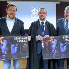 Óscar Puente, Miguel Jáñez y Antonio Silván sujetan dos carteles de la Semana Santa de León.-J.M. LOSTAU