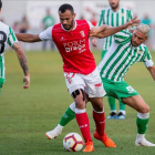 El jugador del Sporting de Braga Fransergio protege un balon ante Joaquin  /-JULIAN PEREZ