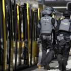 Policías al lado del tranvía donde se ha producido el Tiroteo, en Utrecht.-ROBIN VAN LONKHUIJSEN (AFP)