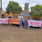 Vecinos de Barcial de la Loma concentrados a las puertas del Centro de Salud de Villafrechós, ayer.-E. M.
