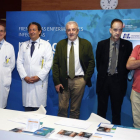 El director general de Salud Pública, Agustín Álvarez (C), informa sobre la campaña 'Unidos en la prevención del herpes zóster' en el Hospital Universitario de León.-ICAL