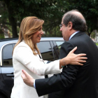 El presidente de la Junta de Castilla y León, Juan Vicente Herrera saluda a la presidenta de Andalucía, Susana Díaz-Ical