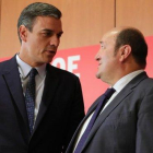 Pedro Sánchez y Andoni Ortuzar en la sede del PSOE, en Madrid, el pasado 4 de septiembre.-EUROPA PRESS / JESÚS HELLIN