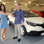 La responsable de Yaap Shopping, Rosa Bautista, entrega un Renault Captur al ganador del sorteo 'Rasca y gana'-Ical