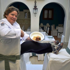 Leticia, en el comedor del Estoril, con un plato típico de huevos con farinato.-ARGICOMUNICACIÓN