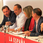 Puente, izquierda, durante la reunión de la Ejecutiva Federal celebrada ayer en Madrid.-ICAL