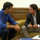 Pedro Sánchez y Pablo Iglesias, en una reunión en el Congreso.-DAVID CASTRO