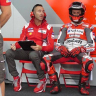 Jorge Lorenzo, en su box, después de decidir, tras dar dos vueltas con su Ducati a Motegi, que causará baja en el gran premio del domingo.-EMILIO PÉREZ DE ROZAS