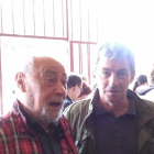 Juan Cornejo (I) con Luis Fernández en un homenaje en Barrio Belén.-E.M.