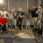 Grabación de la canción con la presencia de Celtas Cortos y algunos deportistas.-El Mundo