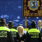 Fotografía facilitada por el Ayuntamiento de Madrid de su alcaldesa Manuela Carmena junto al secretario de Estado de Seguridad Francisco Martinez.-/ NIP (EFE)