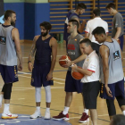 Marc Gasol (i), Ricky Rubio (2i), Fernando San Emeterio (c) y Sebas Sáiz, entre otros, durante un entrenamiento de la selección española de baloncesto en el Pabellón Triángulo de Oro en Madrid en preparación para el Eurobasket que comienza el 31 de agosto-EFE