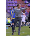 Alberto da órdenes desde la banda el día de su debut ante el Lugo.-P. REQUEJO
