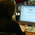 Una mujer consulta Google.-RICARD CUGAT