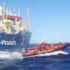 Rescate del Sea Watch 3 de 33 inmigrantes que viajaban en una patera en peligro en el Mediterráneo, el pasado sábado.-SEA WATCH (EFE)
