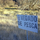 Un cartel anuncia 'vedado de pesca' en una zona seca cercana al embalse entre La Santa Espina y Castromonte.-Santiago