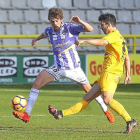 Rai, jugador del Real Valladolid, conduce el balón durante el amistoso de ayer.-ISRAEL L. MURILLO