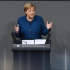 La cancillera alemana, Angela Merkel, da un discurso durante una sesión del Parlamente alemán en Berlín.-CLEMENS BILAN (EFE)