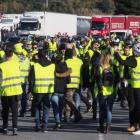 Una manifestación de chalecos amarillos bloquea el paso del tráfico en el peaje de la localidad francesa de Le Boulou.-RAYMOND ROIG (AFP)