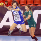 Elena Cuadrado ‘vuela’ armando el brazo tras superar a la jugadora del Elche, Carina Gangel-J.M. LOSTAU