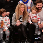 Shakira y Piqué, con sus hijos Sasha y Milan.-JAMES DEVANEY