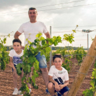Agustín Postigo con sus hijos en las viñas.-HDS