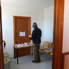 Un votante elige su papeleta, en un municipio donde se habilitó el consultorio como colegio electoral en las pasadas elecciones.- ICAL