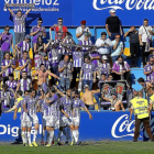 Los jugadores del Valladolid celebran junto a sus aficionados el gol del empate.-ARABA PRESS