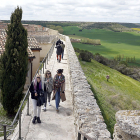 Turistas visitan la muralla de Urueña. / ICAL