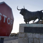 Estatua en honos al Toro de la Vega en Tordesillas.-JAVIER BARBANCHO