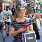Gente de compras por la calle Santiago, una de las zonas más comerciales de Valladolid.-J. M. LOSTAU