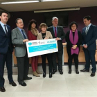 Responsables de Carburos Metálicos con el cheque de la donación.-E. P.