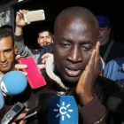 El senegalés Ngagne habla con los medios tras ganar el premio gordo de la lotería de Navidad.-EFE / CARLOS BARBA