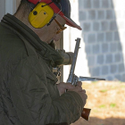 Uno de los participantes en el Campeonato Autonómico prepara su revolver ‘mariette’ para disparar.-NURIA MONGIL
