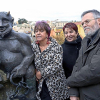 La alcaldesa de Segovia, Clara Luquero, la concejala de Turismo, Claudia de Santos, y el autor de la escultura, José Antonio Abella.-ICAL