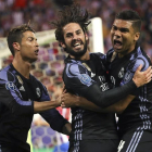 Xisco celebra su gol con Casemiro y Cristiano.-EFE