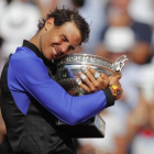Nadal abraza su décima Copa de los mosqueteros en París.-CHRISTPOHE ENA