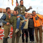 Arkaitz Egaña, defensor del título de campeón de España de caza menor con perro, muestra la copa.-LEONARDO DE LA FUENTE