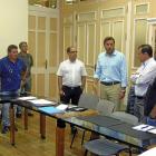 Vélez (en el medio), junto al alcalde, Óscar Puente, hablando con los trabajadores de Auvasa.-El Mundo