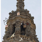 Angel Rufino de Haro, 'el mariquelo' cumplió con la tradición subiendo un año más a la torre de la catedral de Salamanca-Ical