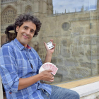 El mago Miguelillo, con un juego de cartas, en un descanso de la grabación realizada en la ciudad de Burgos para su serie de viajes y magia, que acaba de estrenar la televisión nacional.-ARGICOMUNICACIÓN