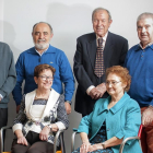 César, Gloria, Senén, Alberto, Carlos y Evangelina, del Grupo Helen. La imagen del cerebro de colores es el logotipo diseñado por la niña  Fiona Doncaster, sobrina  de un miembro del grupo.-ALZHEIMERLEÓN