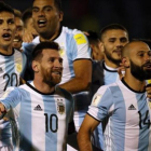 Messi y Mascherano celebran la clasificación de Argentina al Mundial.-REUTERS / EDGAR GARRIDO